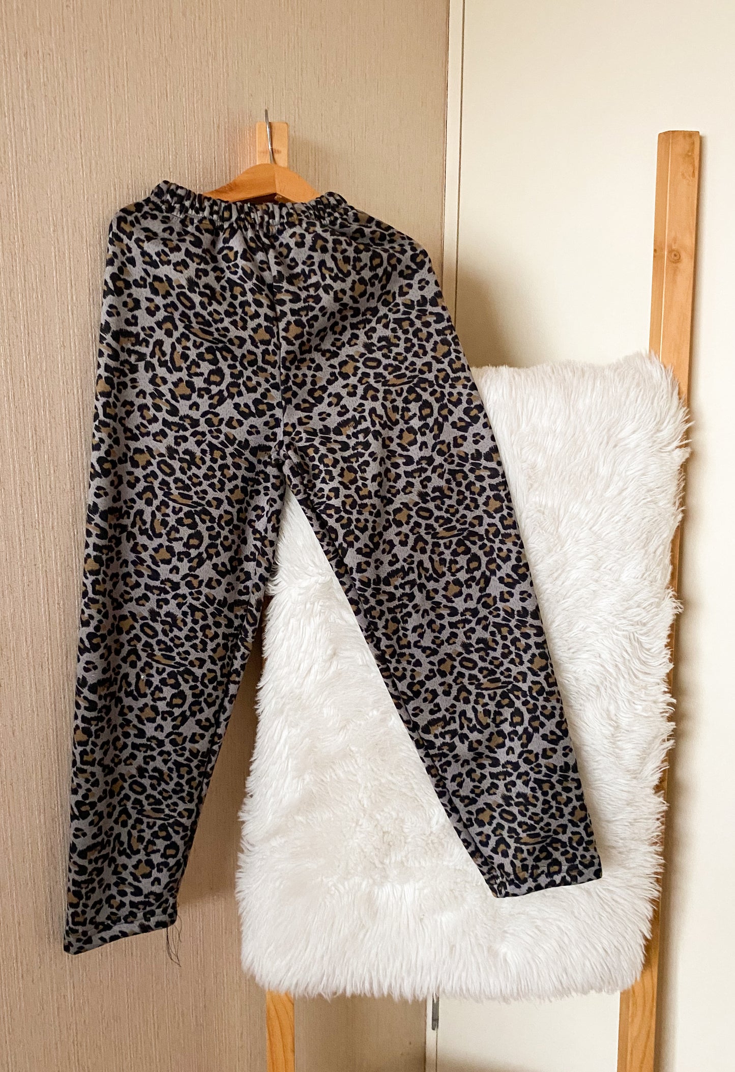 Pantalón gruecito animal print -talla 6