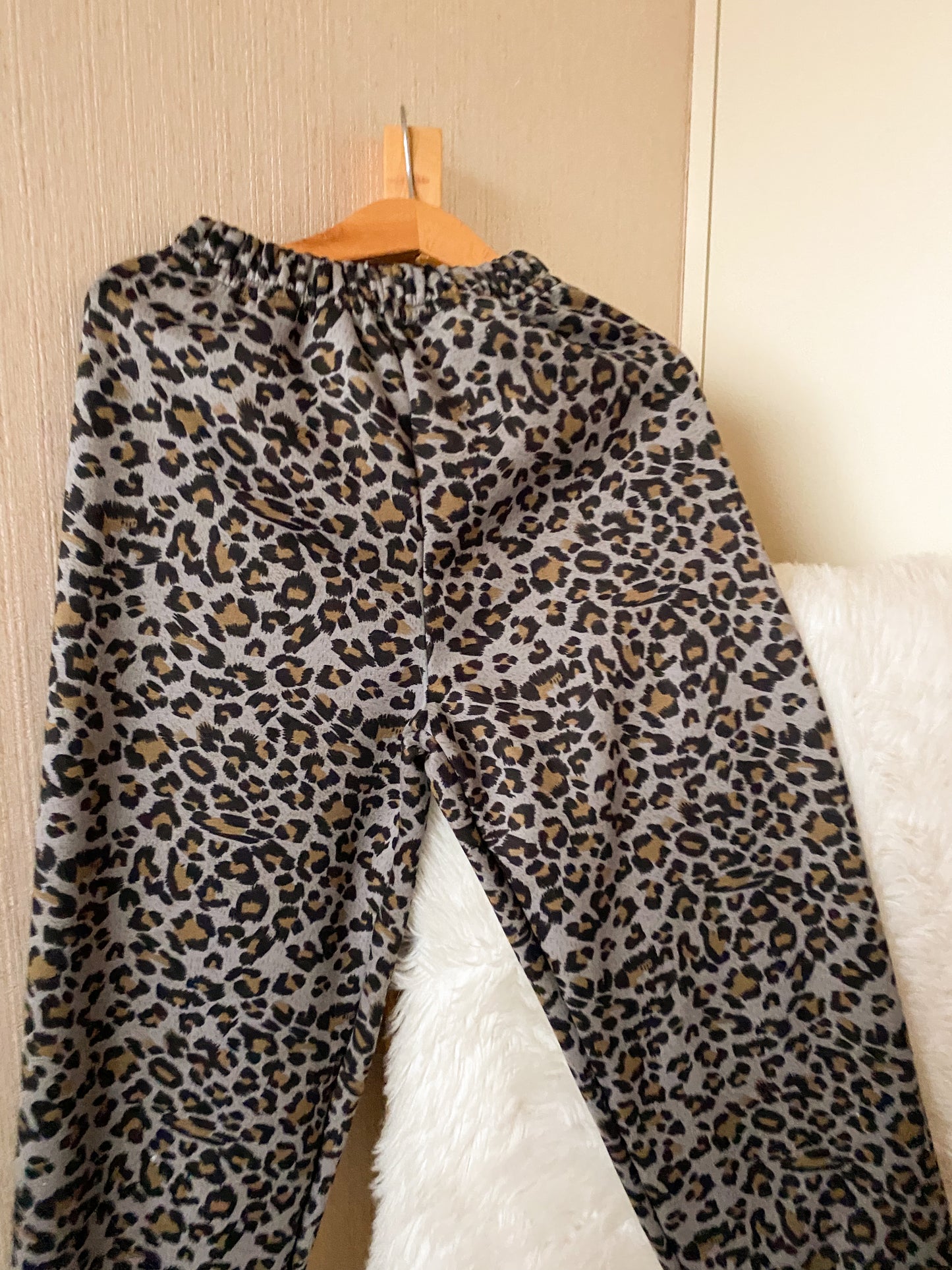 Pantalón gruecito animal print -talla 6