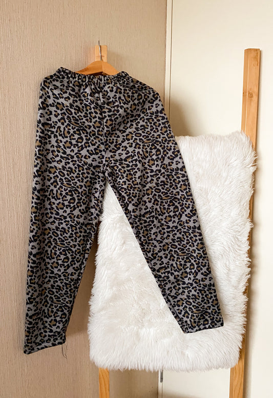 Pantalón gruecito animal print -talla 6